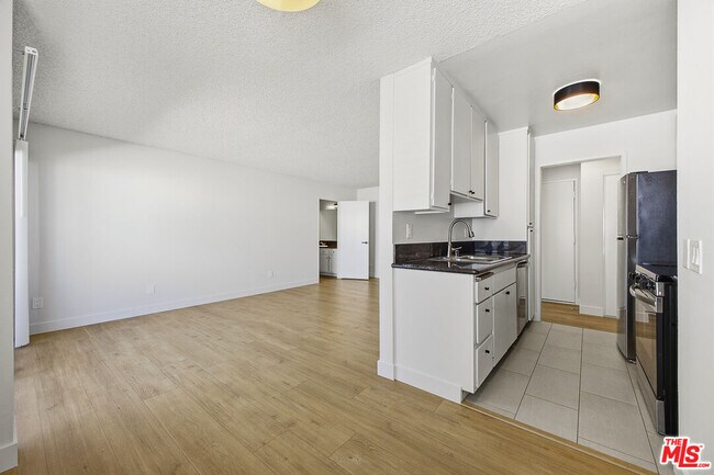 Building Photo - 1352 S Carmelina Ave