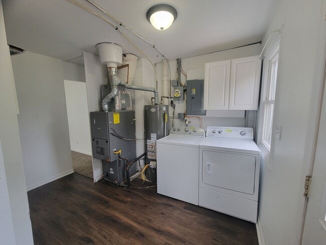 Building Photo - 3BR/1BA w/Garage -3011 Mission Road