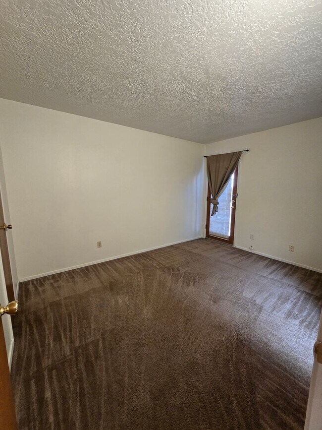 Building Photo - 2 bed, possible 3rd in wonderful neighborhood