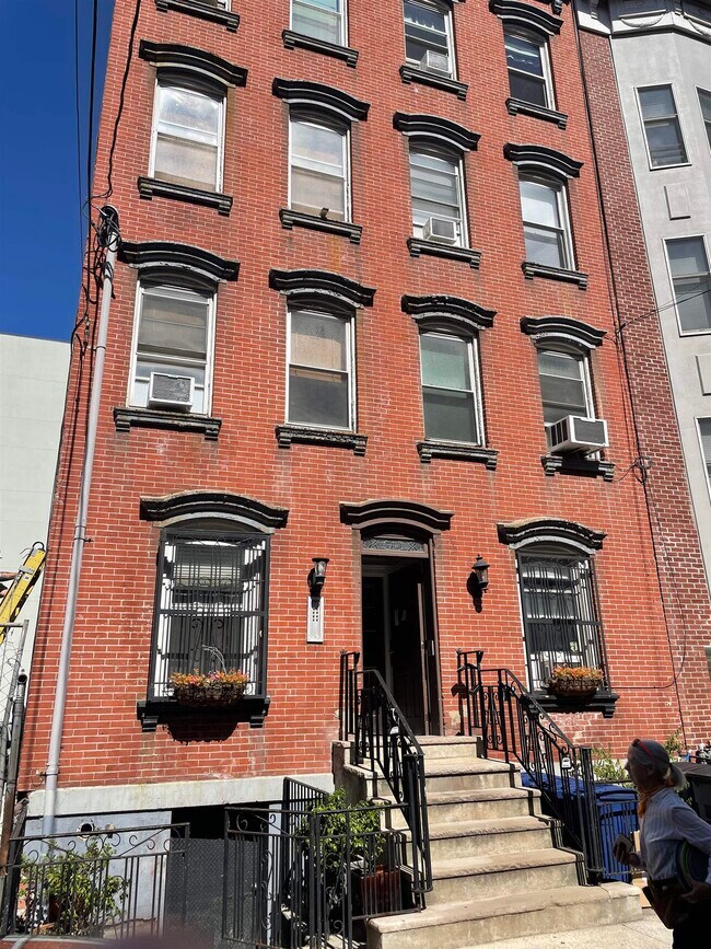 Building Photo - 204 Willow Ave