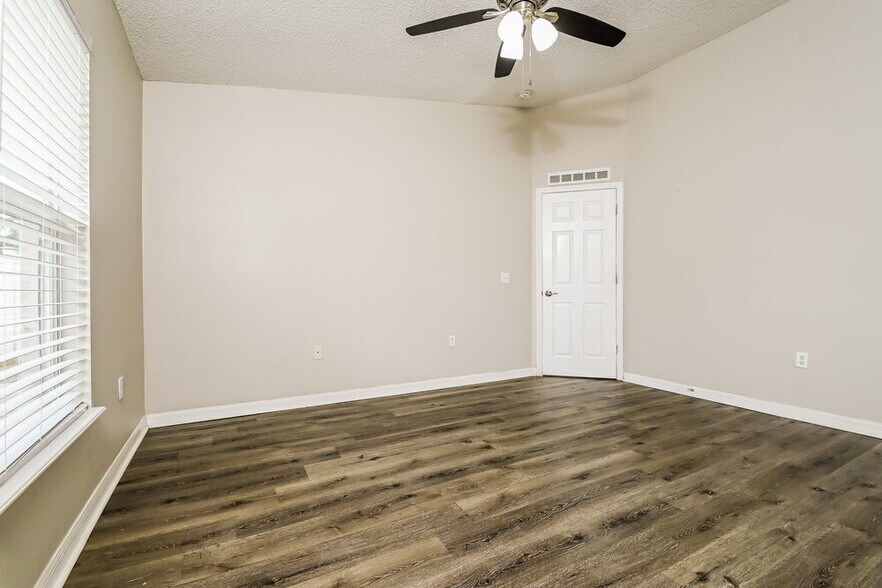 Building Photo - 12913 Brookcrest Pl