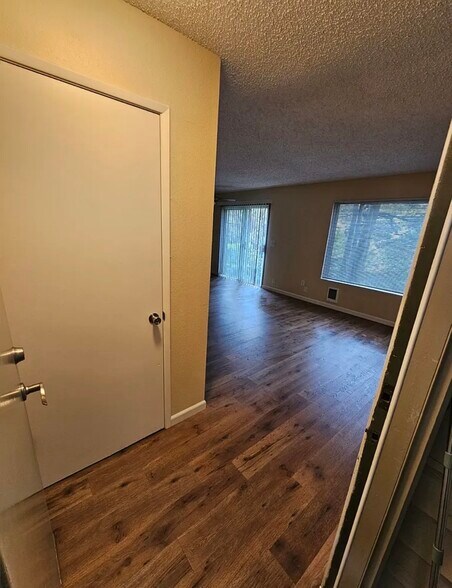 Building Photo - 200 SW Florence Ave