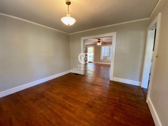 Building Photo - Spacious 3 bedroom  and 1 bath home with FENCED IN BACKYARD located minutes from downtown Spartan...