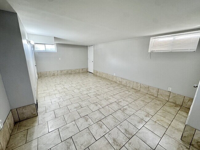 Building Photo - 784 Western Park Dr