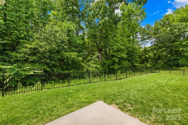 Building Photo - 2136 Laurens Dr
