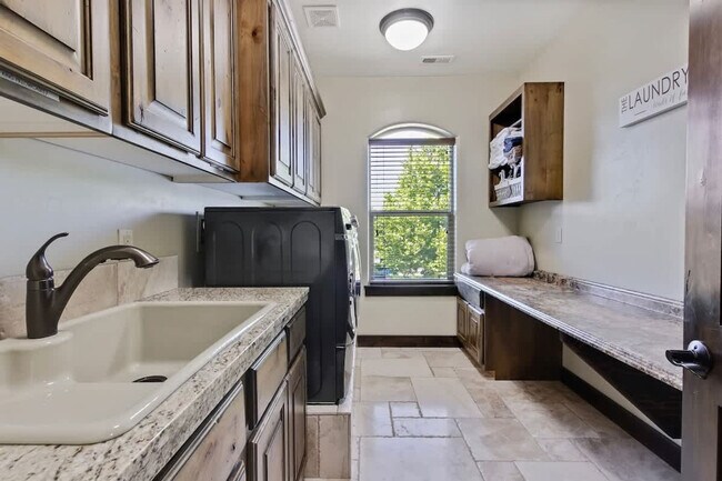 Building Photo - 5605 N Morpheus Pl