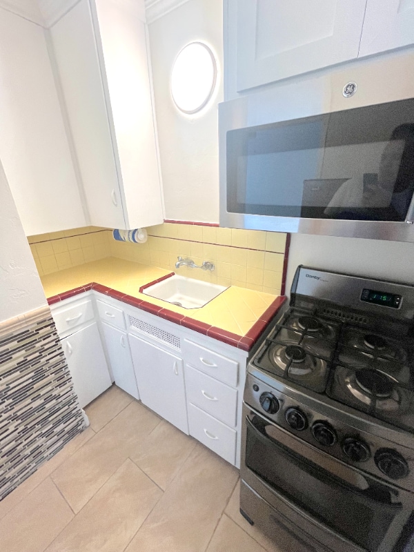 Building Photo - 212 N Coast Hwy