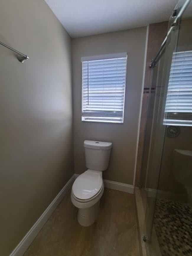 Building Photo - 3201 Bayview Dr