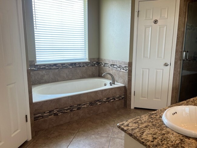 Building Photo - Large Lot Close to to Barksdale Air Force Base w/POOL!!