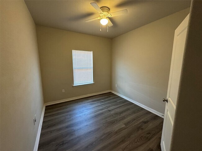 Building Photo - 2915 Peony Dr