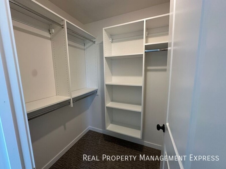 Building Photo - Cozy 2 Bedroom 1.5 Bathroom Townhome