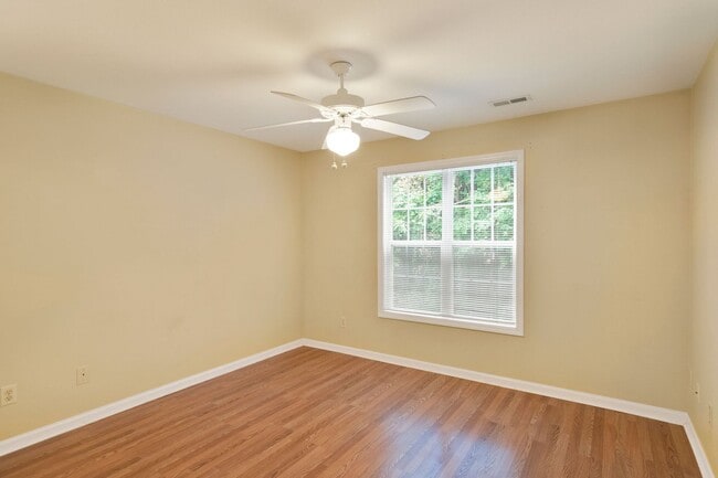 Building Photo - Spacious 3 Bedroom Condo- Close to NCSU and Downtown Raleigh! Available Now!