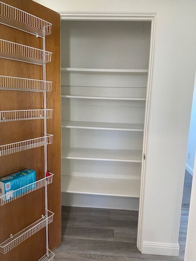 Building Photo - Sweet 4 bd, 2 bath, 2+car garage near MidTown