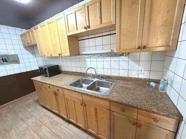 Building Photo - 256 Shorewood Dr