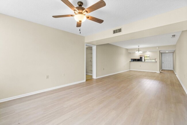 Building Photo - Spacious 2BR/2BA Condo at Whitehall - West Palm Beach