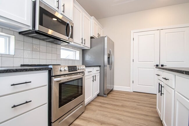 Building Photo - 2 Bed 2 Bath 2 Car Garage Townhome in Rock...