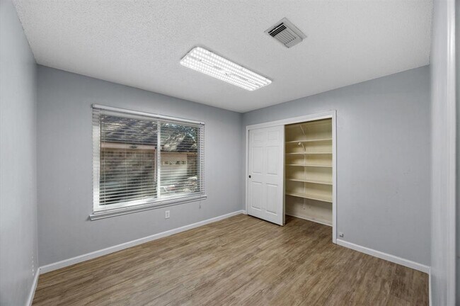 Building Photo - 8430 London Way Dr
