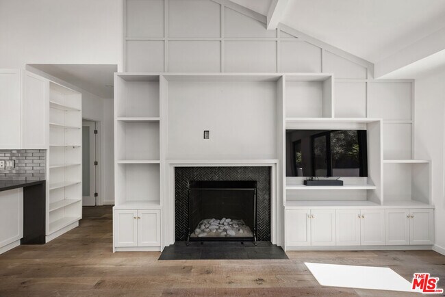 Building Photo - 2425 Rinconia Dr