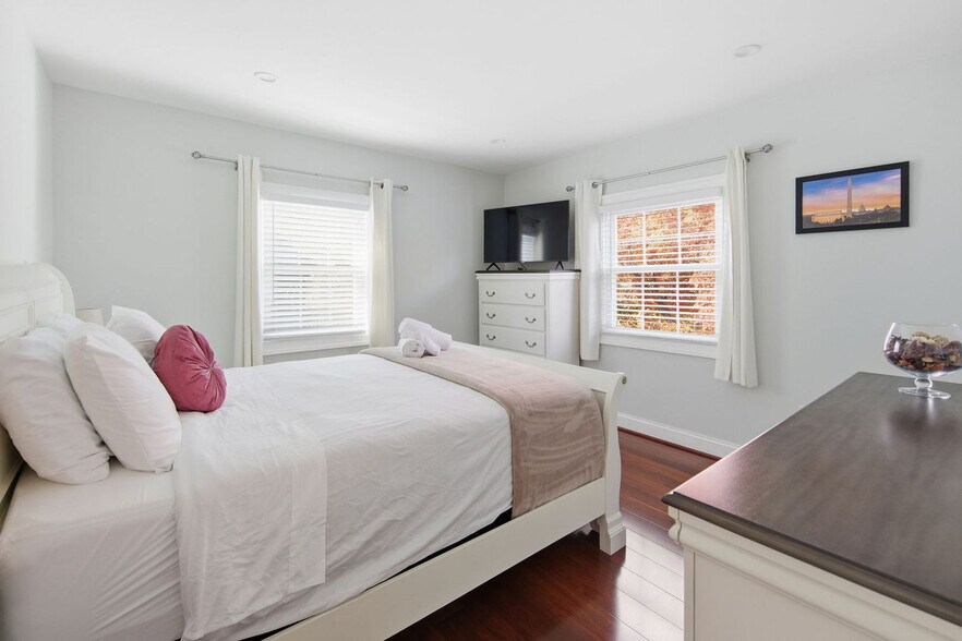 Building Photo - 1304 Van Buren St NW