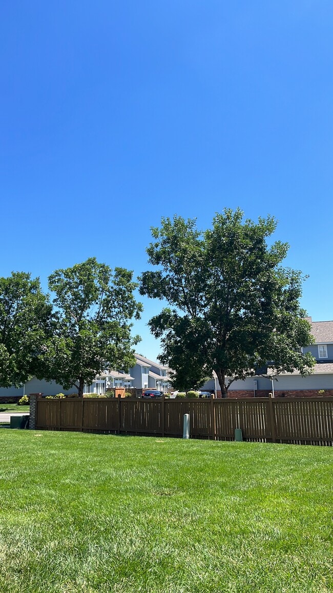 Building Photo - 4565 Lucerne Ave