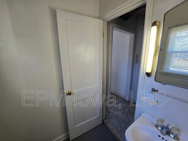 Building Photo - 158 S Roosevelt Rd
