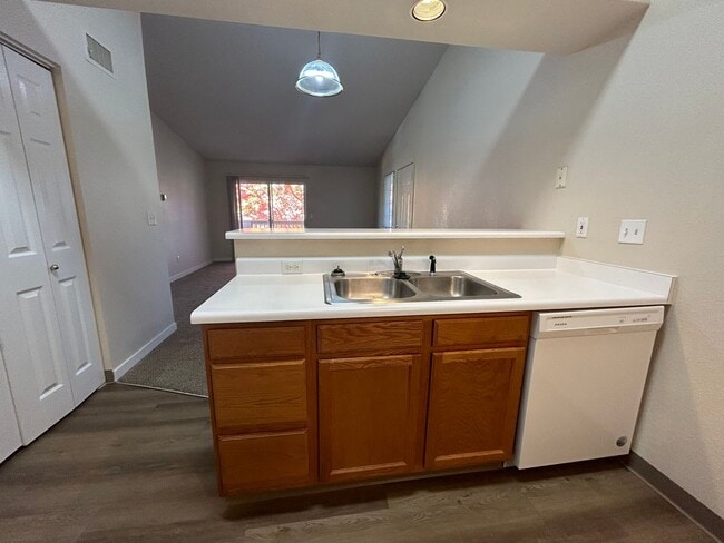 Building Photo - Comfortable 2BR Near Campus