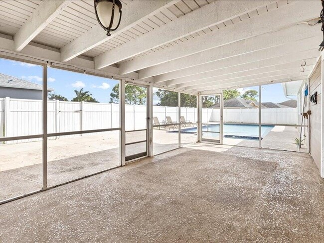 Building Photo - 1297 SE Floresta Dr