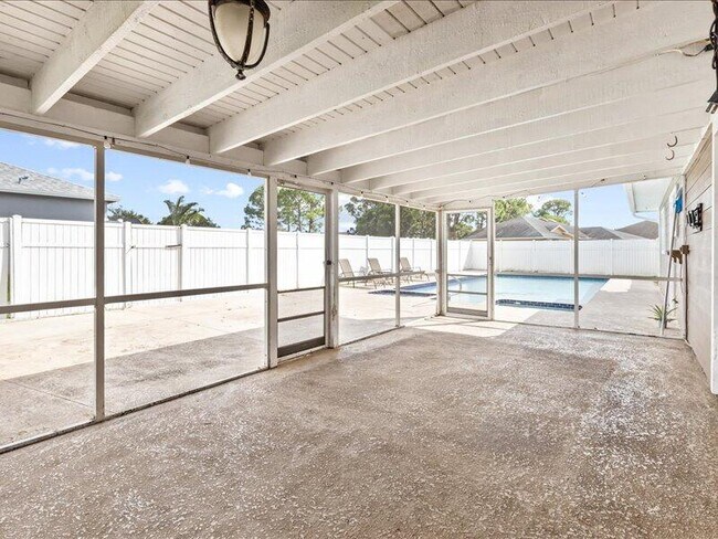 Building Photo - 1297 SE Floresta Dr