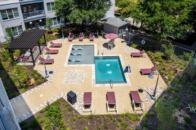 Building Photo - 1620 E Riverside Dr