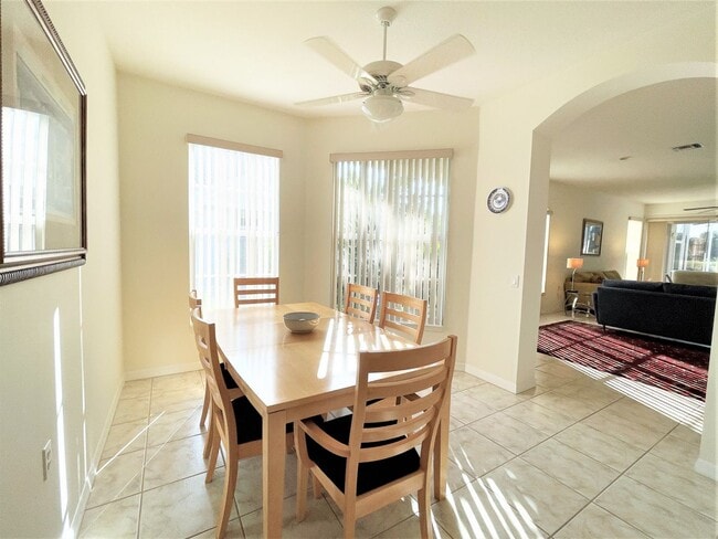 Building Photo - Seasonal Short-Term Rental in Pelican Pointe and Country Club Community!