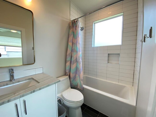 Building Photo - 1903 E 8th St