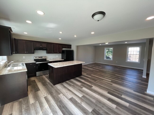 Building Photo - 3 bedroom 2.5 bathroom Townhome in Lancaster!