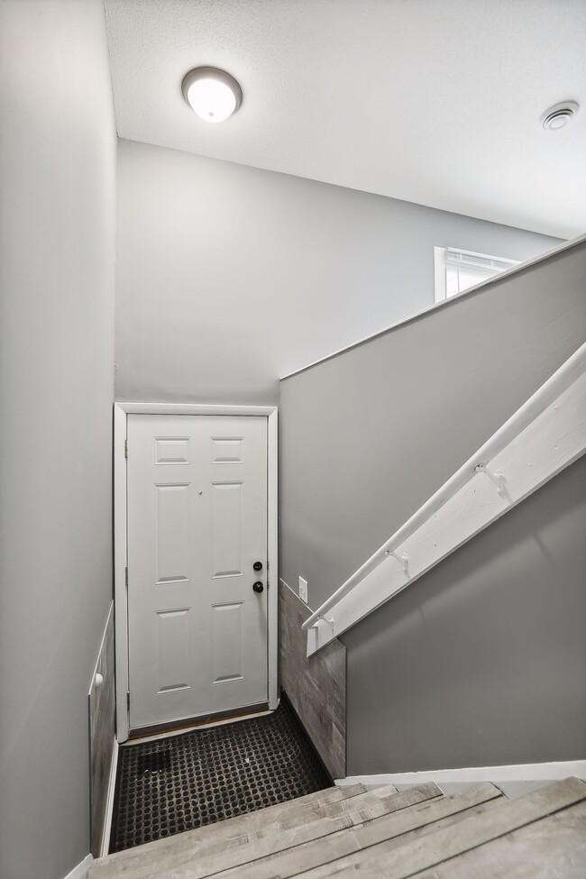 Building Photo - 439 Arlington Ave E