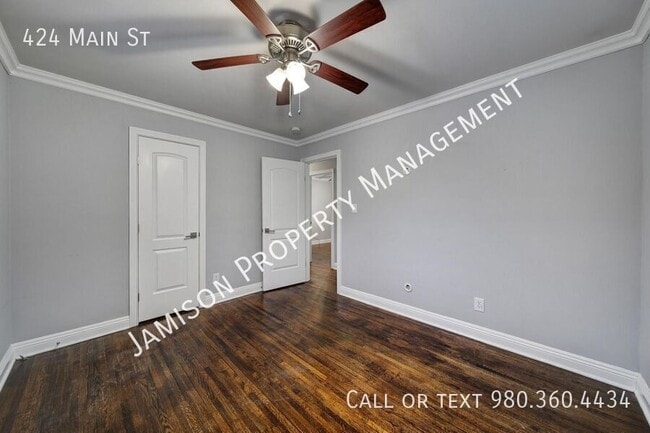 Building Photo - 424 Main St