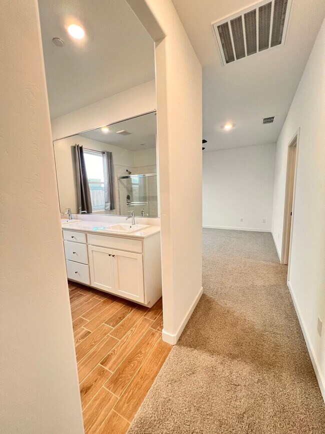 Building Photo - Northwest Bakersfield