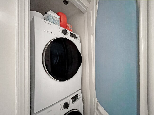 Laundry - 1050 N Taylor St