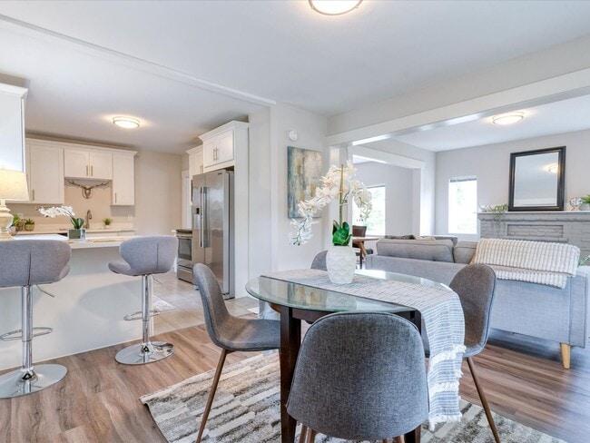 Building Photo - Beautifully remodeled corner lot Roosevelt Home