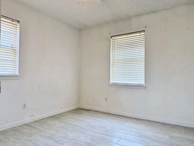 Building Photo - Rental