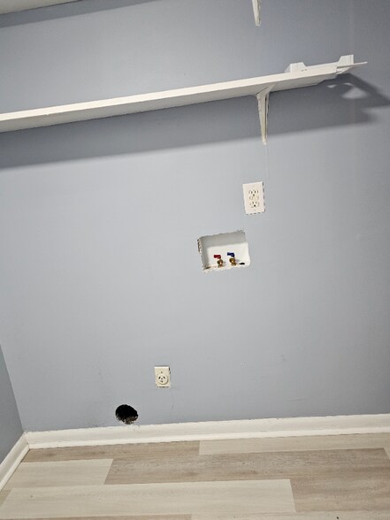 Building Photo - 719 Hedgelawn Way