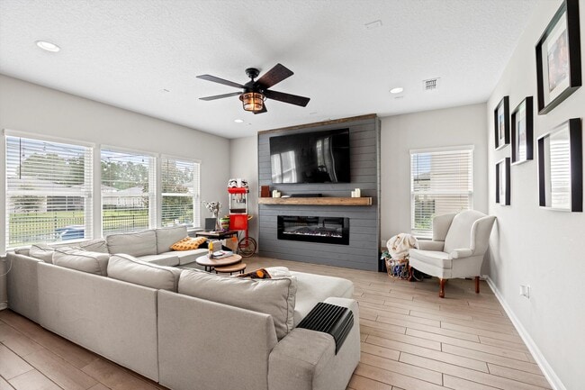 Building Photo - Beautiful Home