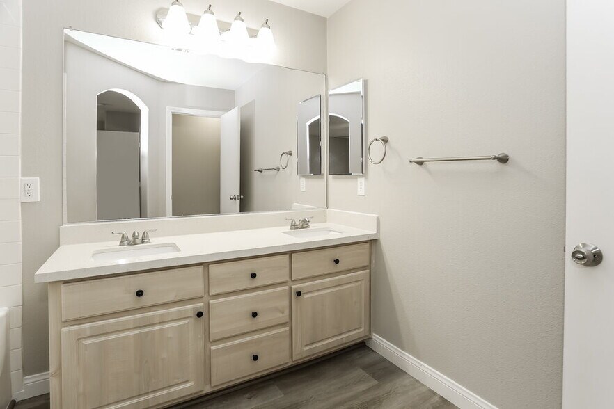 Building Photo - 8724 Honey Vine Ave