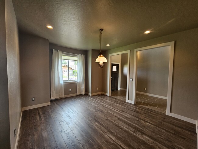 Building Photo - 5010 Jeff Dr