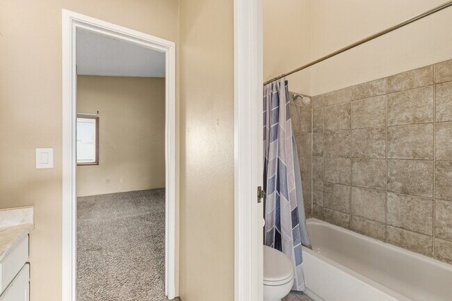 Building Photo - Charming 3 Bedroom Townhomes at Rockrimmon