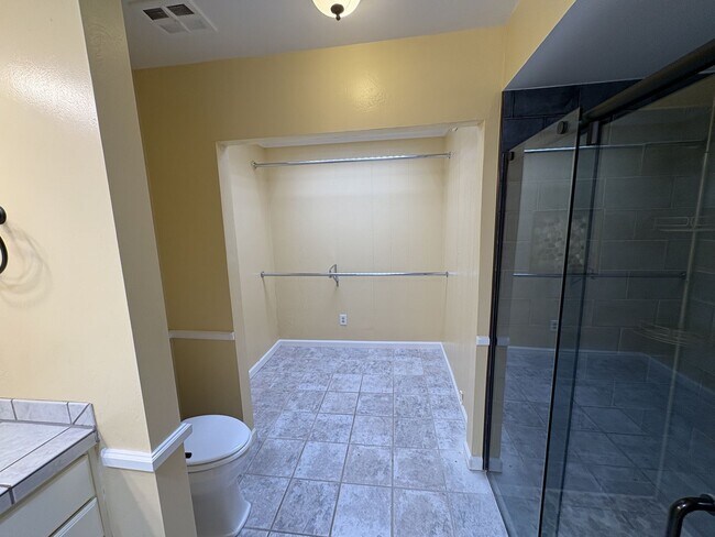Building Photo - Highly sought community of Colonia Verde