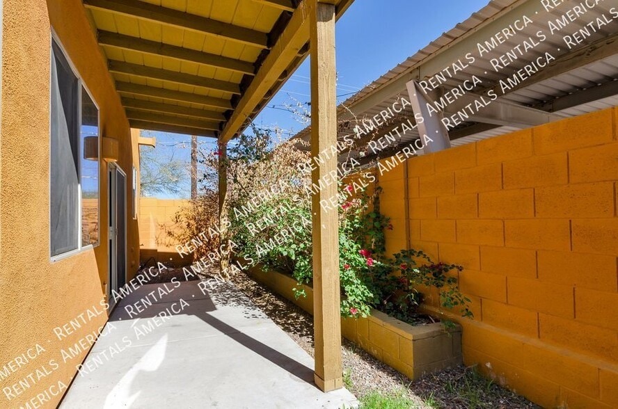 Building Photo - 3830 E 3rd St