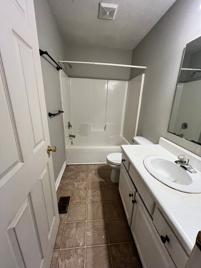 Building Photo - 3BD/ 2BA in Hidden Lake Subdivision