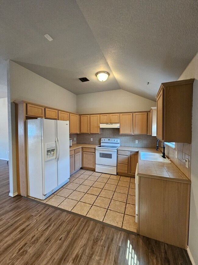 Building Photo - (3) Bed/(2) Bath SE Norman Available NOW!