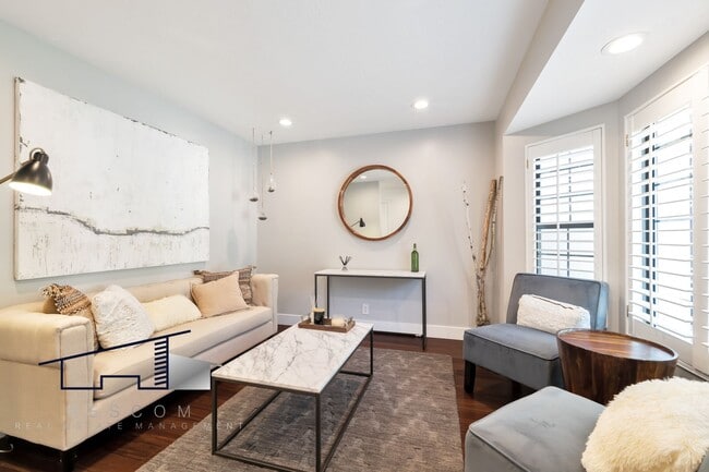Building Photo - Fully Furnished Executive Home!