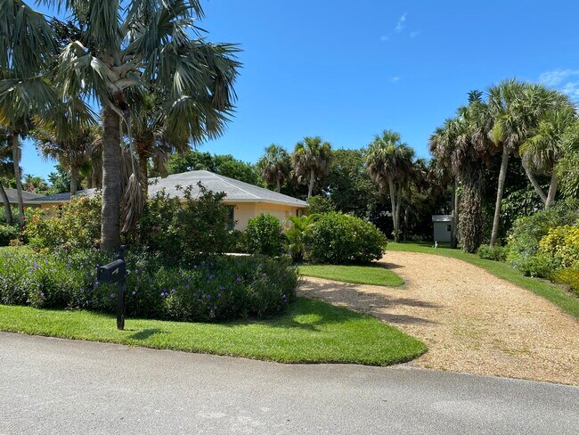 Building Photo - 956 Tulip Ln