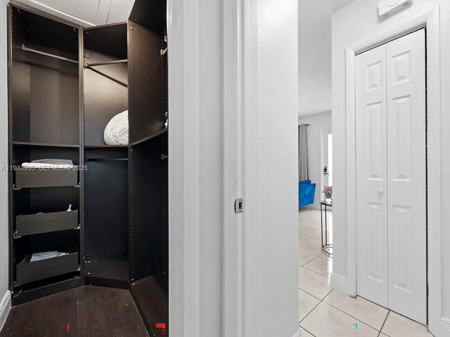 Building Photo - 560 NE 161st St